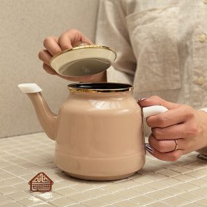 خرید قوری و کتری درب دار لعابی طرح مادام کوکو
